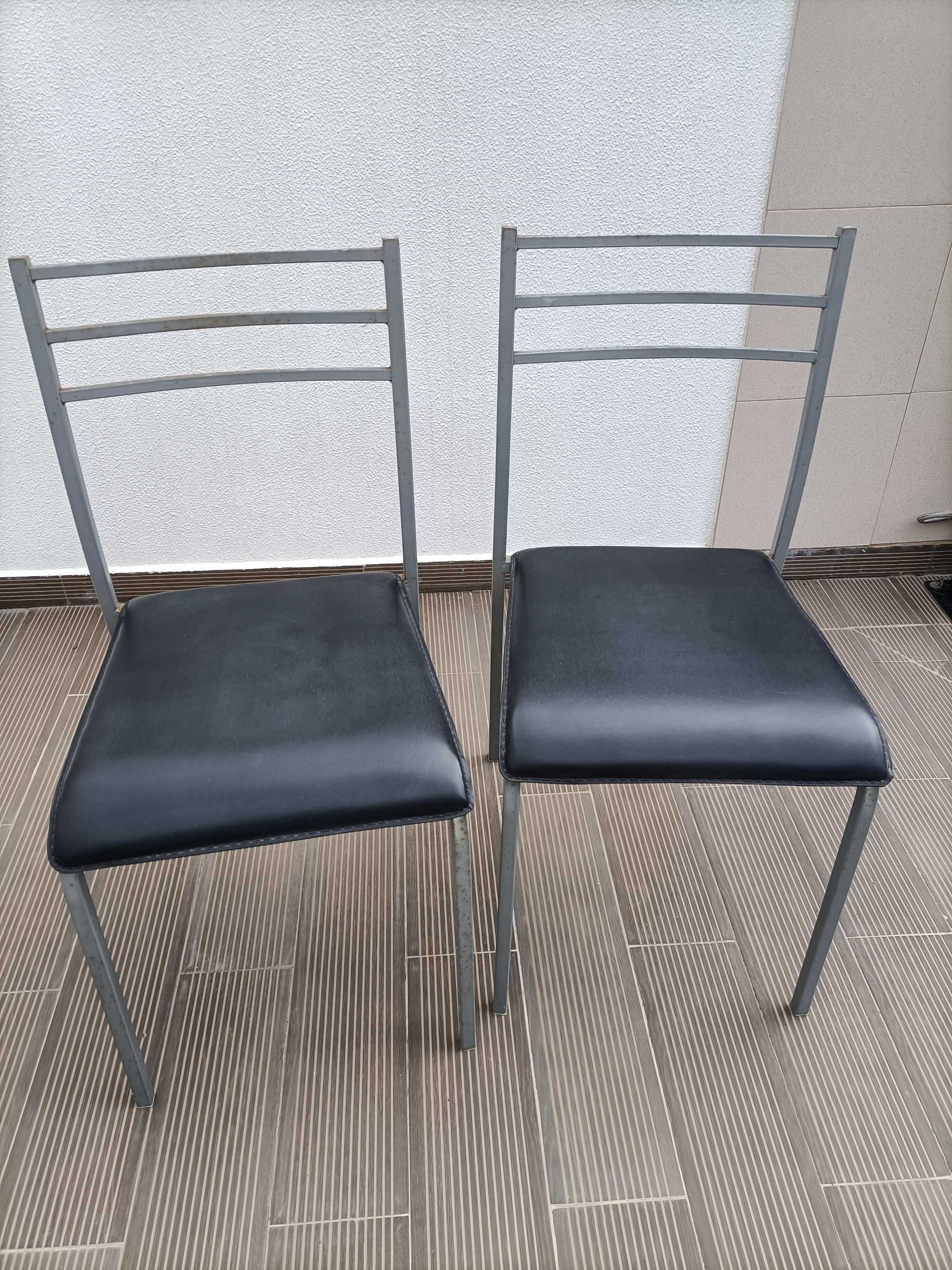 Cadeiras de metal estofadas