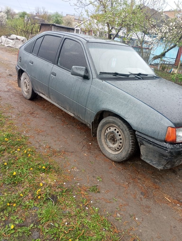 Продам  чи обміняю Opel Kadett  . Газ /бензин ,1,3   на ходу.