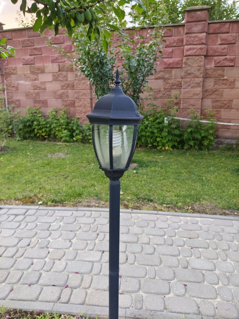 Стовпчики освітлення вуличне з лампочкою