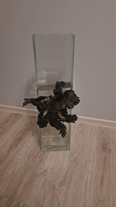 Wazon szklany wys. 65 cm z ozdobą ze skóry