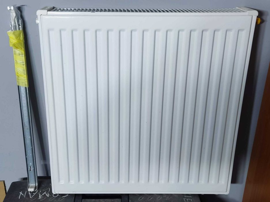 Grzejnik stalowy panelowy BUDERUS 600 x 600 x 100 mm DOLNY WIESZAKI