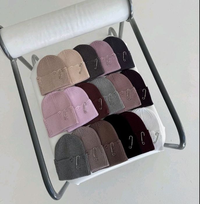 Шапка рвана з булавкою осінь та рвана зима кольори