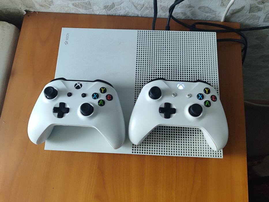 Xbox one s. Два геймпада.  Состояние идеал