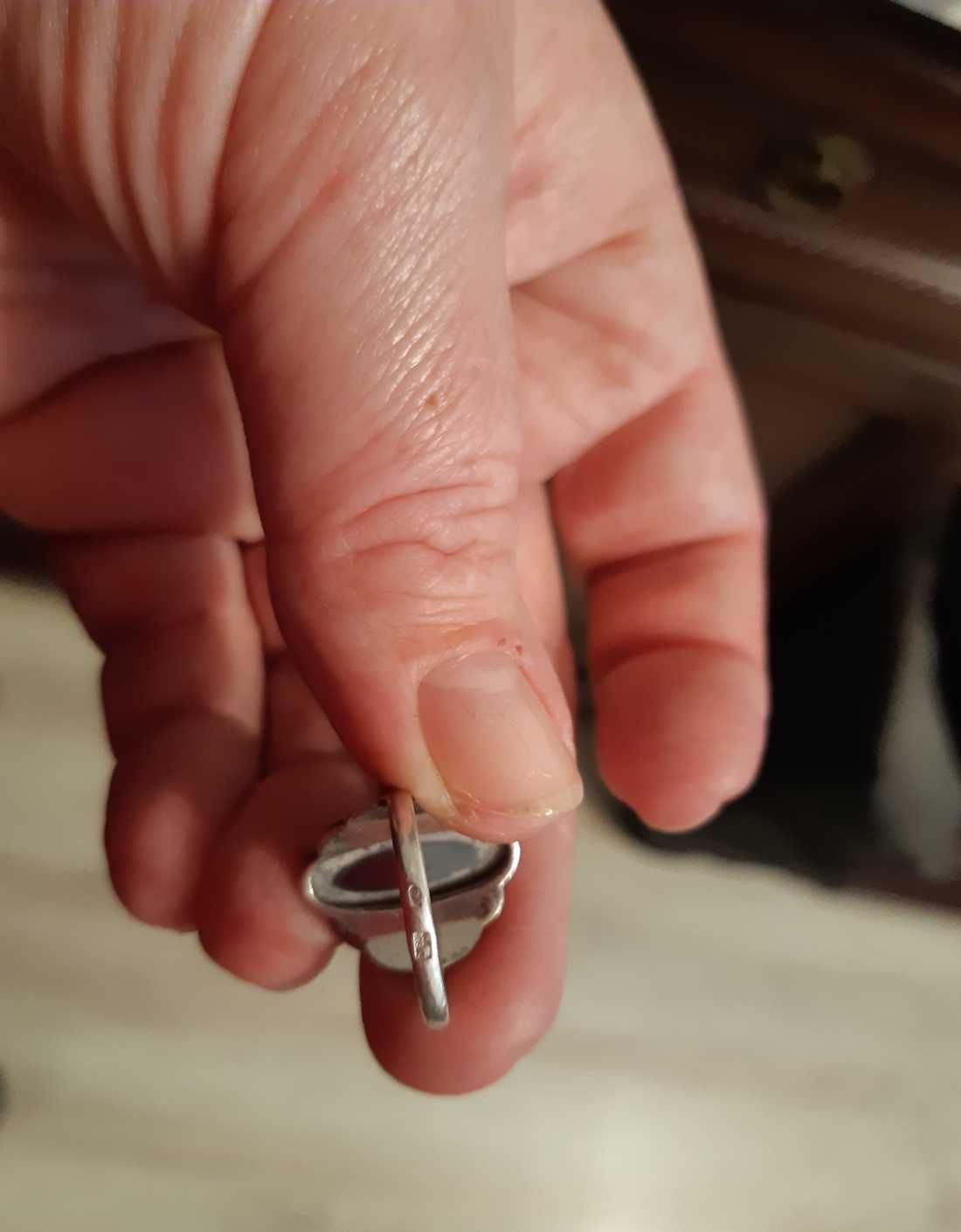 Srebrny pierścionek z owalnym oczkiem - wyrób z dawnych lat