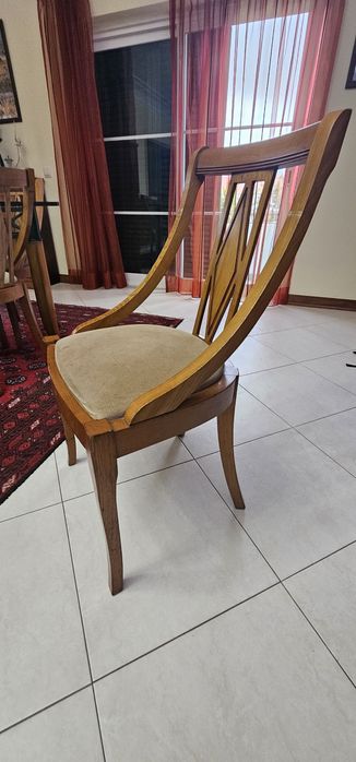 Mobilia sala jantar em madeira castanho