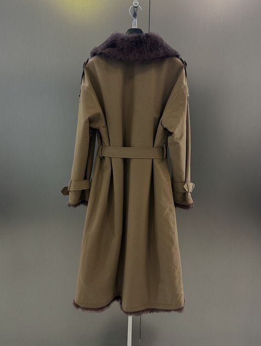 Burberry płaszcz z futrem – dwustronny model jesień/zima 2025