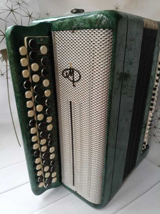 Баян «Мелодія» в робочому стані с футляром.