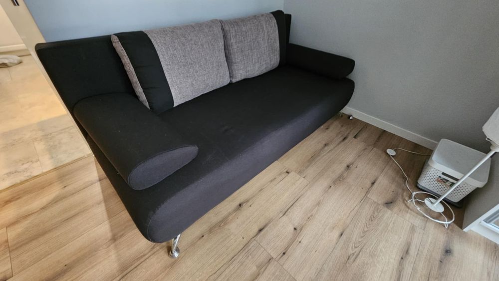 Czarna kanapa z funkcją spania