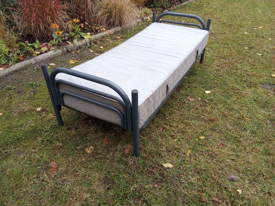Łóżko metalowe materac