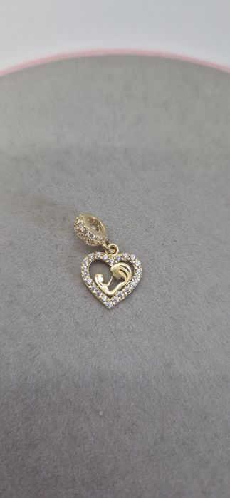 Złoty charms do bransoletki typu Pandora, serce, mama z dzieckiem