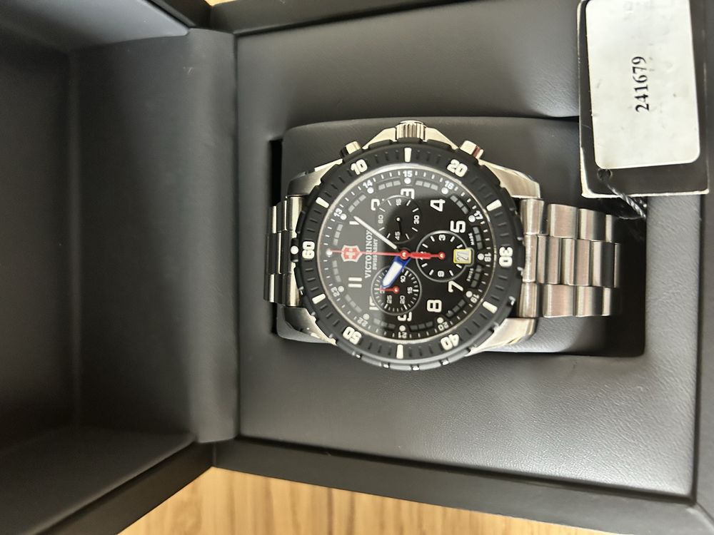Piekny Meski zegarek Victorinox Model 241679