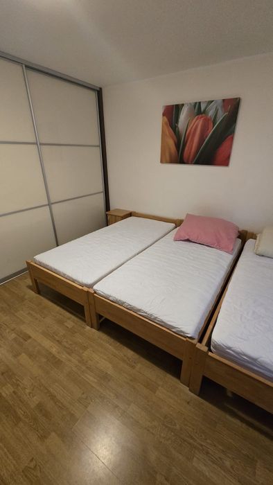 Sprzedam trzy łóżka bukowe z materacami - szafka nocna gratis