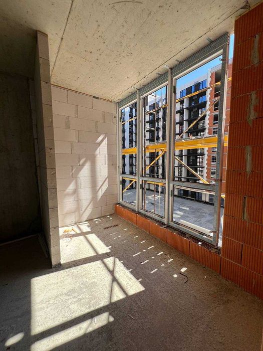 Двокімнатна світла квартира, басейн на будинку