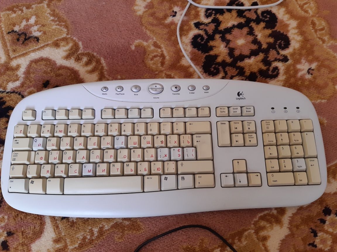 Клавиатура и мышь Logitech в хорошем состоянии