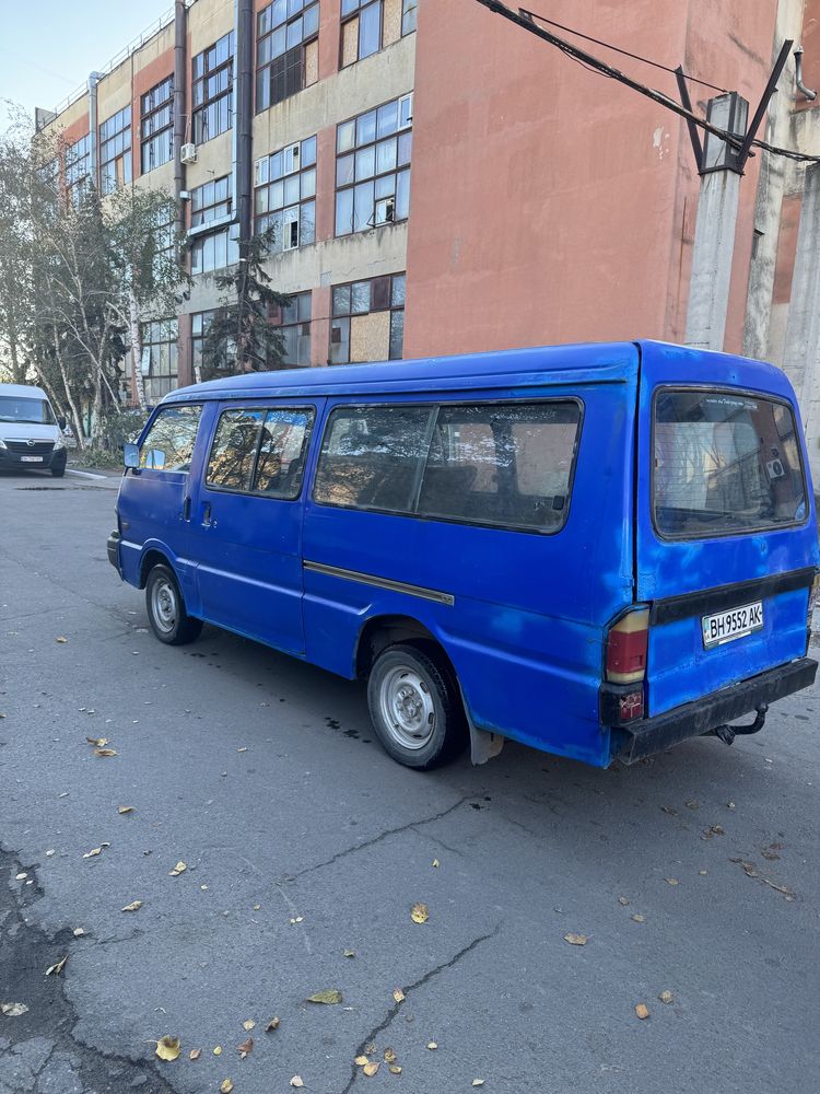 Продам Mazda E2200 2л бензин