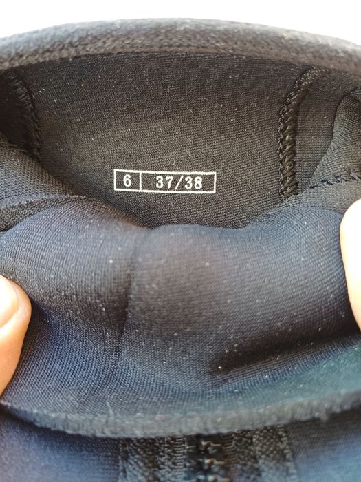 Vende se dois pares de  botas de neoprene 5 mm.