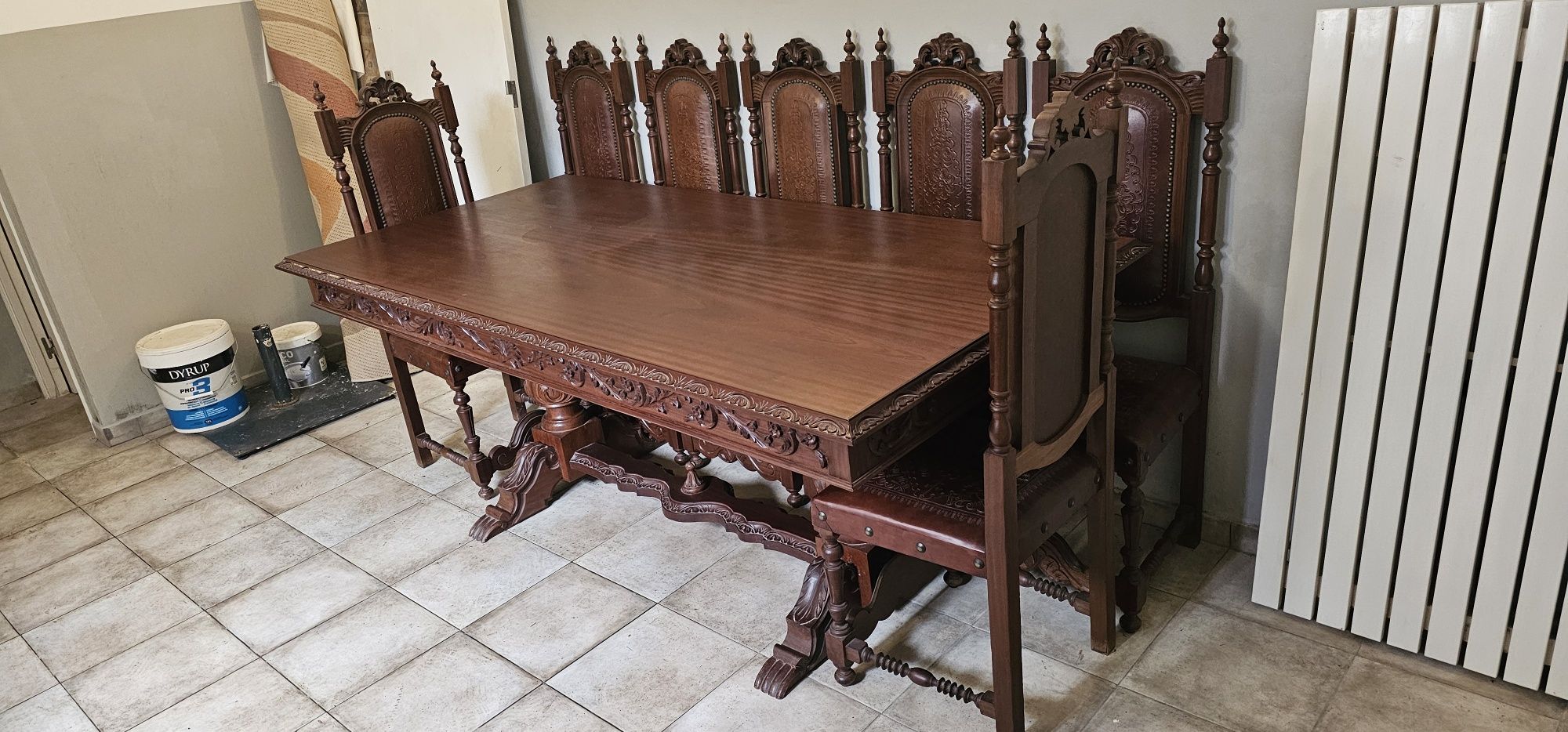 Mesa vintage de madeira maciça com 8 cadeiras