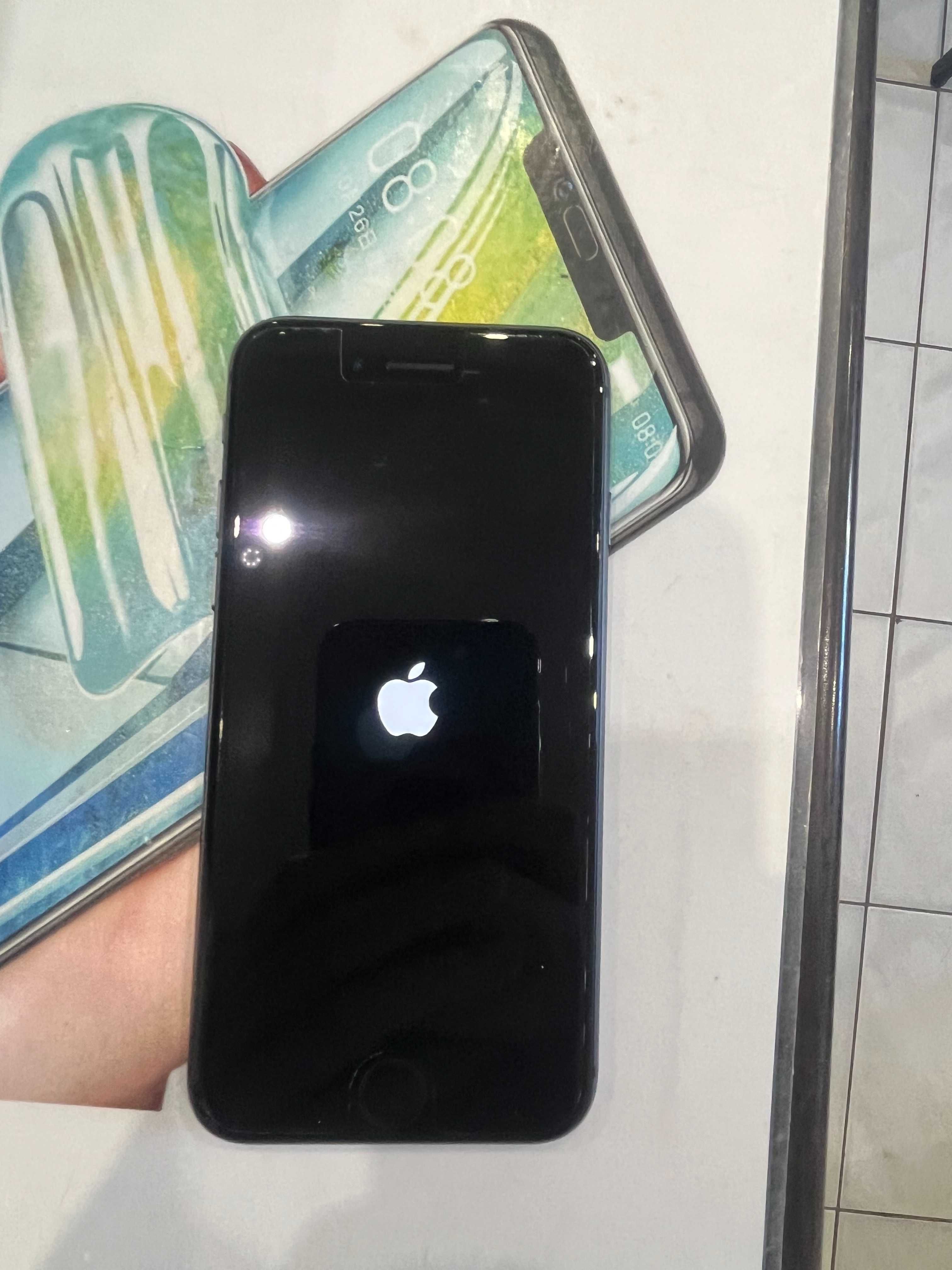 iPhone 8  stan bdb , gwarancja 3 miesiace