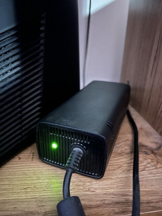 Xbox 360 Slim (+ геймпад)