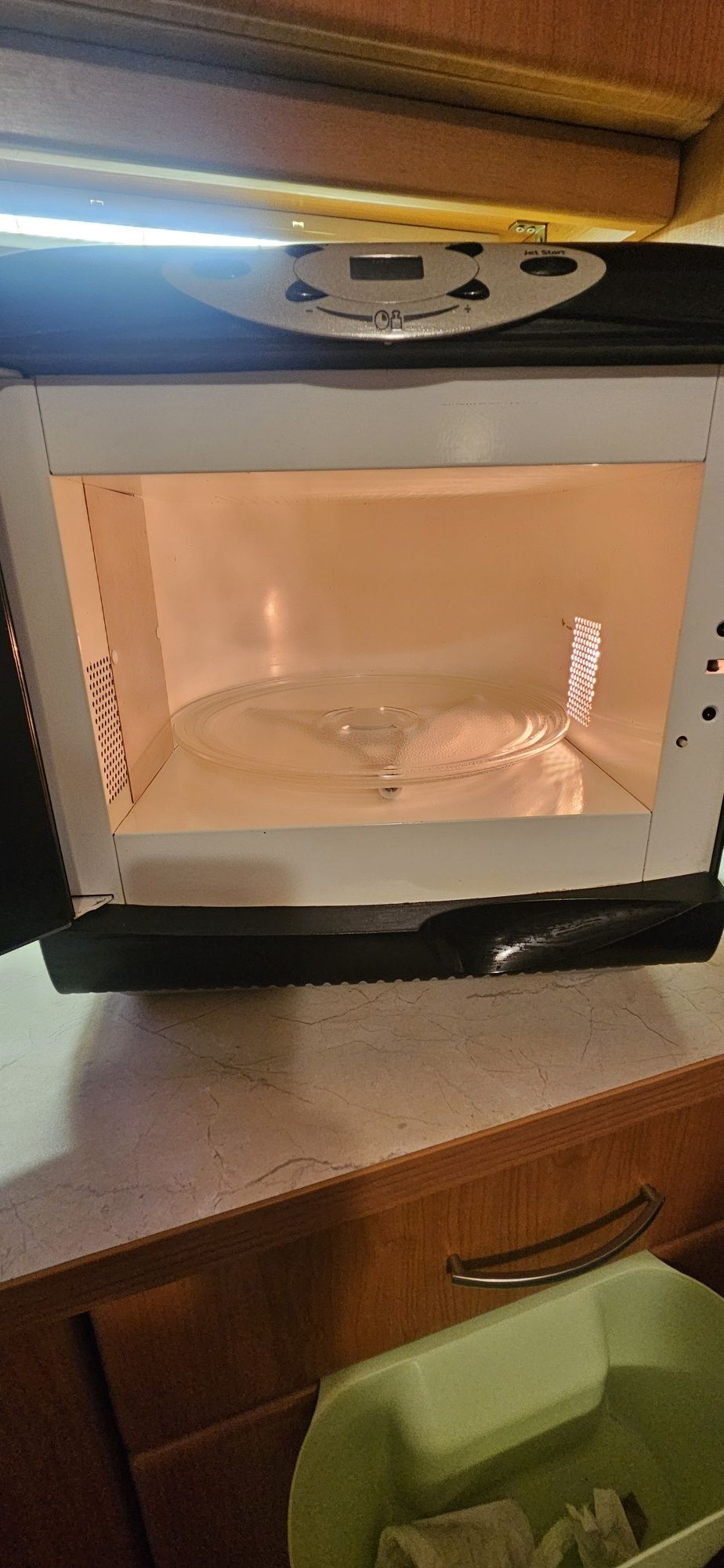 Mikrofalówka Whirlpool czarna