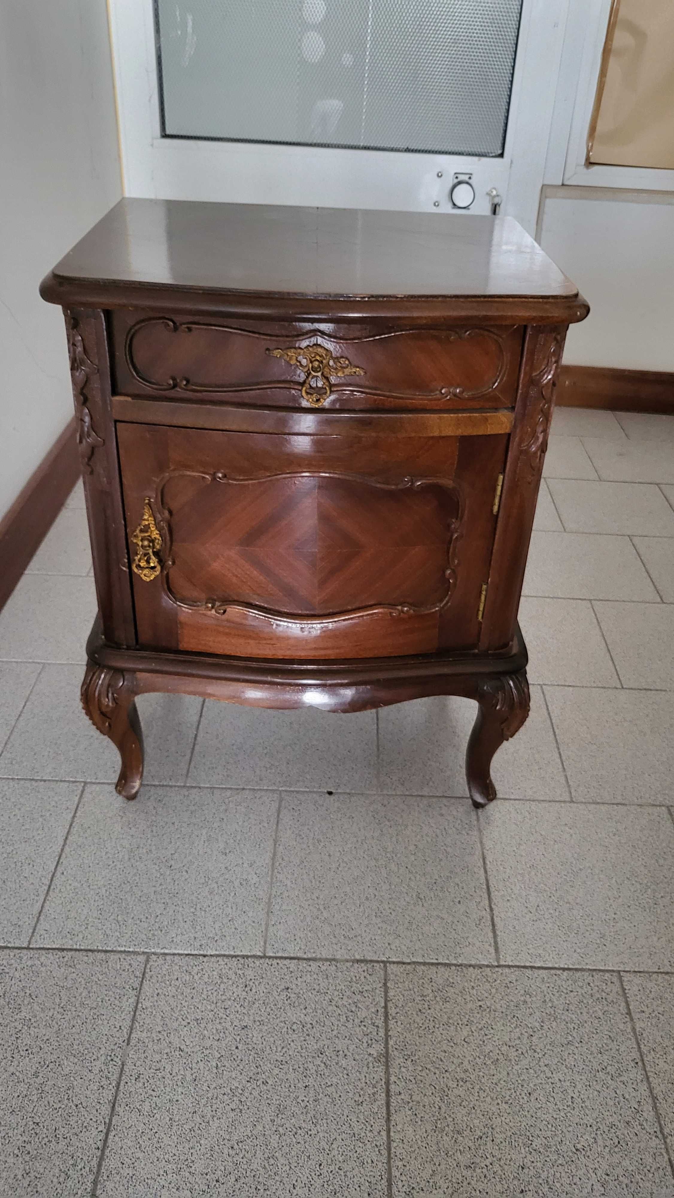 Mobília de Quarto em Madeira Capeada