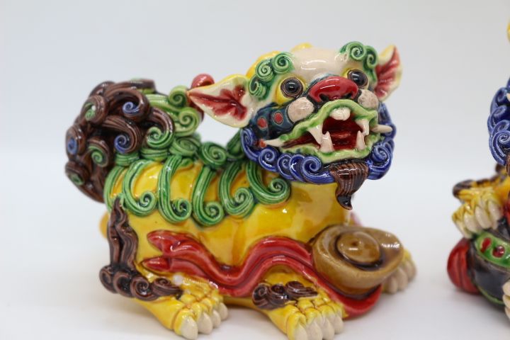 Par de Cães Foo Sorte e Fortuna Coloridos Porcelana Chinesa XX marcado