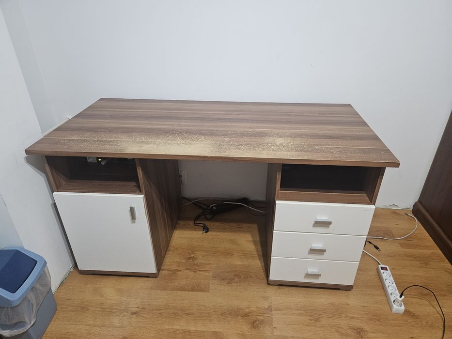 Duże masywne biurko