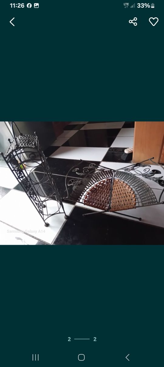 Gazetnik i stojak na wino