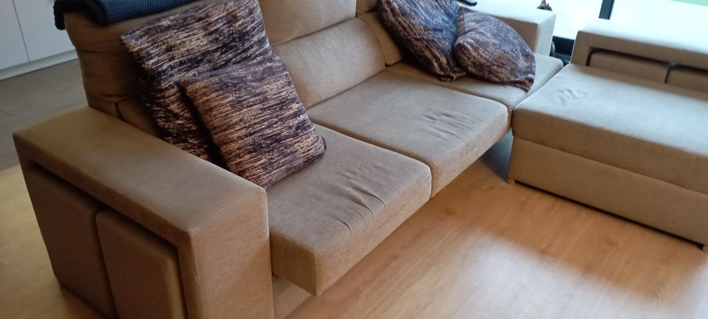 Sofá bege com chaise long
