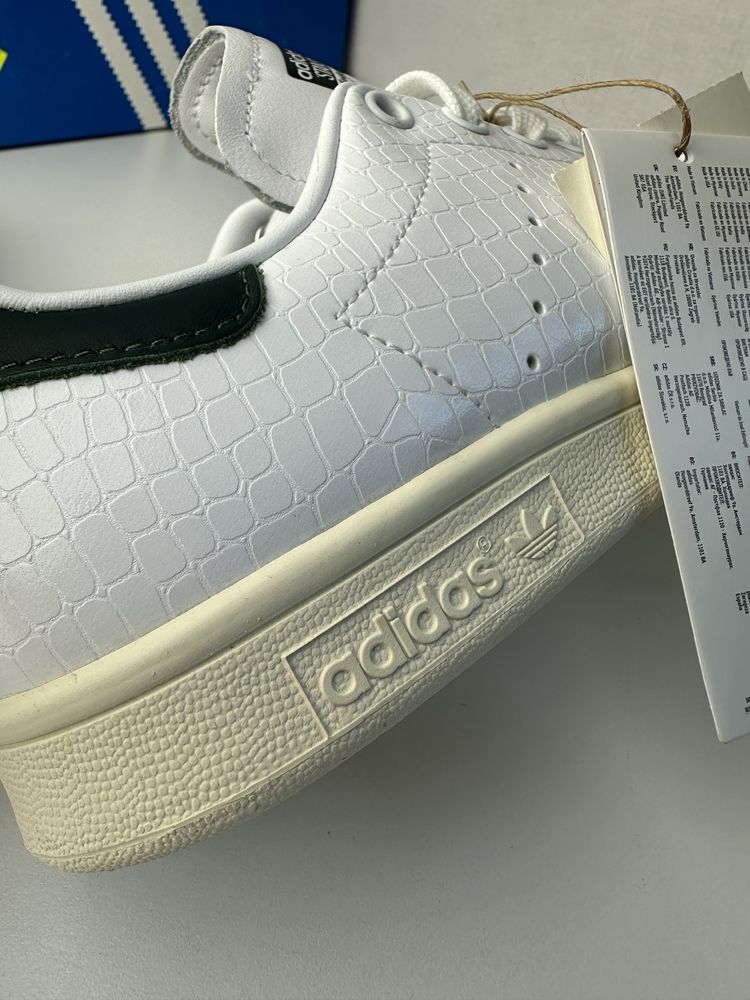 Adidas Stan Smith W bialo zielone z efektem skóry węża