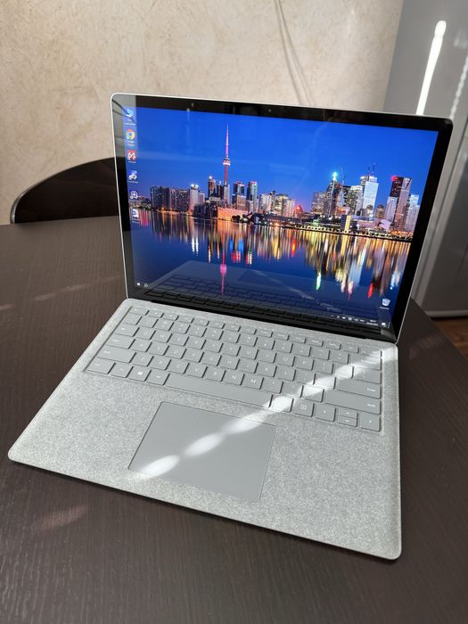 Microsoft Surgace Laptop 2 13.5“/ i5-8350/ 8GB/ 256GB SSD/ Стан нового