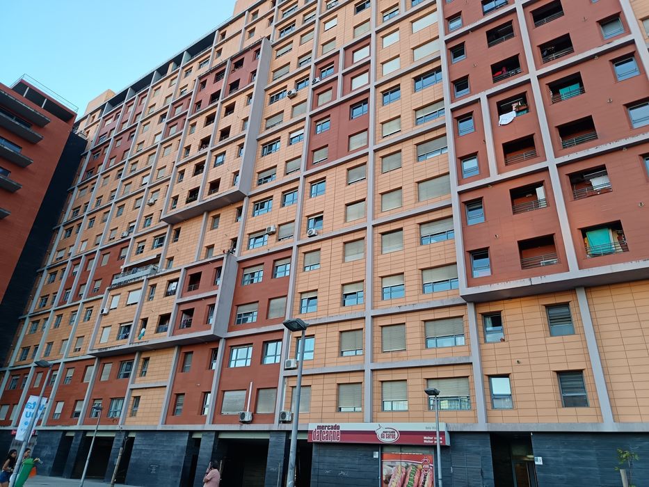 Apartamento T2 em excelente estado. Com varanda e parqueamento