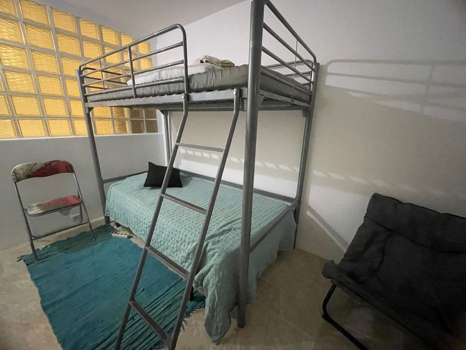 Cama alta de ferro