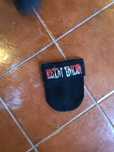 gorro preto com letras vermelhas
