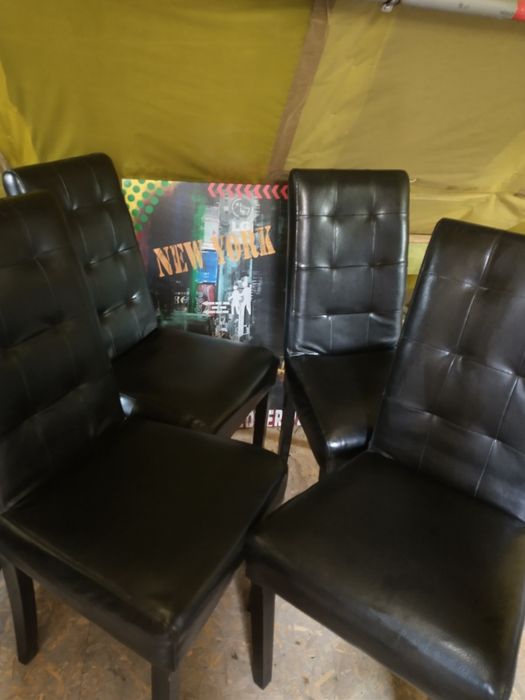 Krzesła obicie skórzane