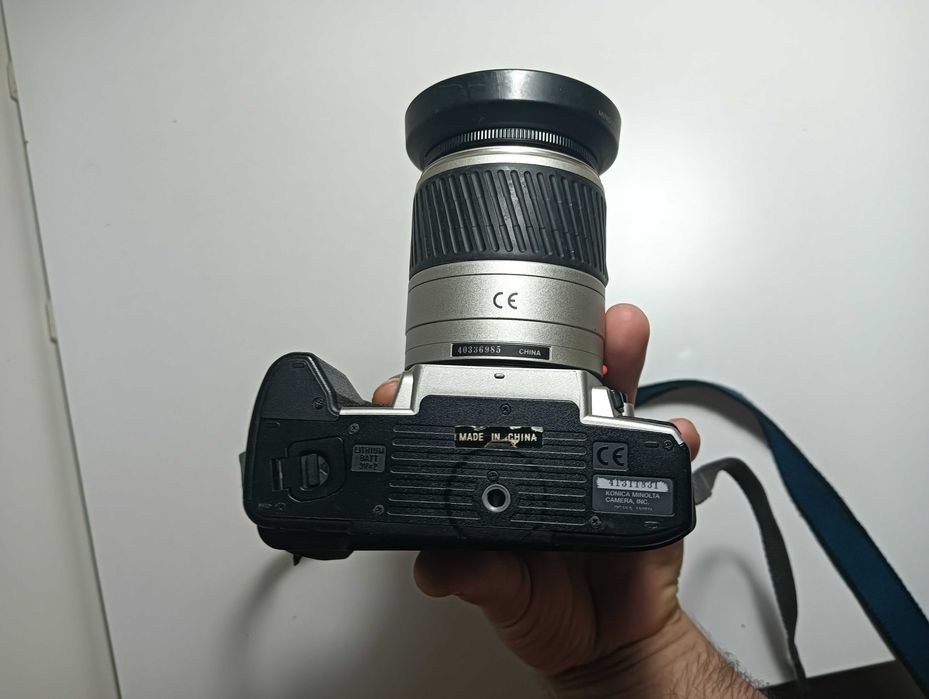 Minolta Dynax 4 z obiektywem AF Zoom 28–100 mm + pokrowiec i statyw