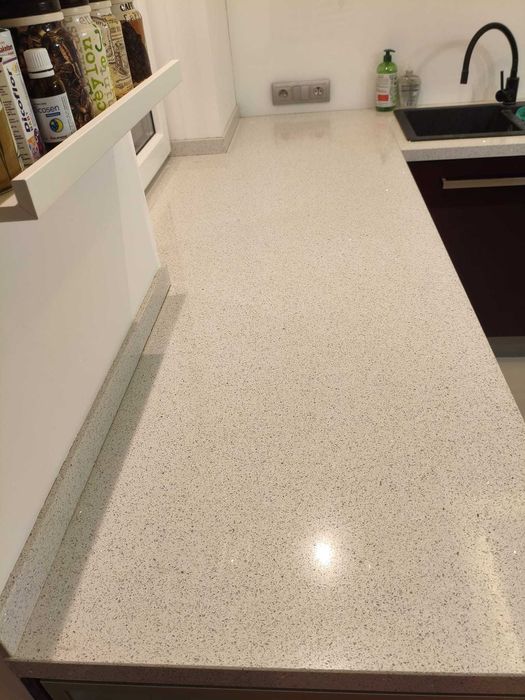 Zabudowa kuchenna wraz ze zmywarką, płytą gazową i piekarnikiem.