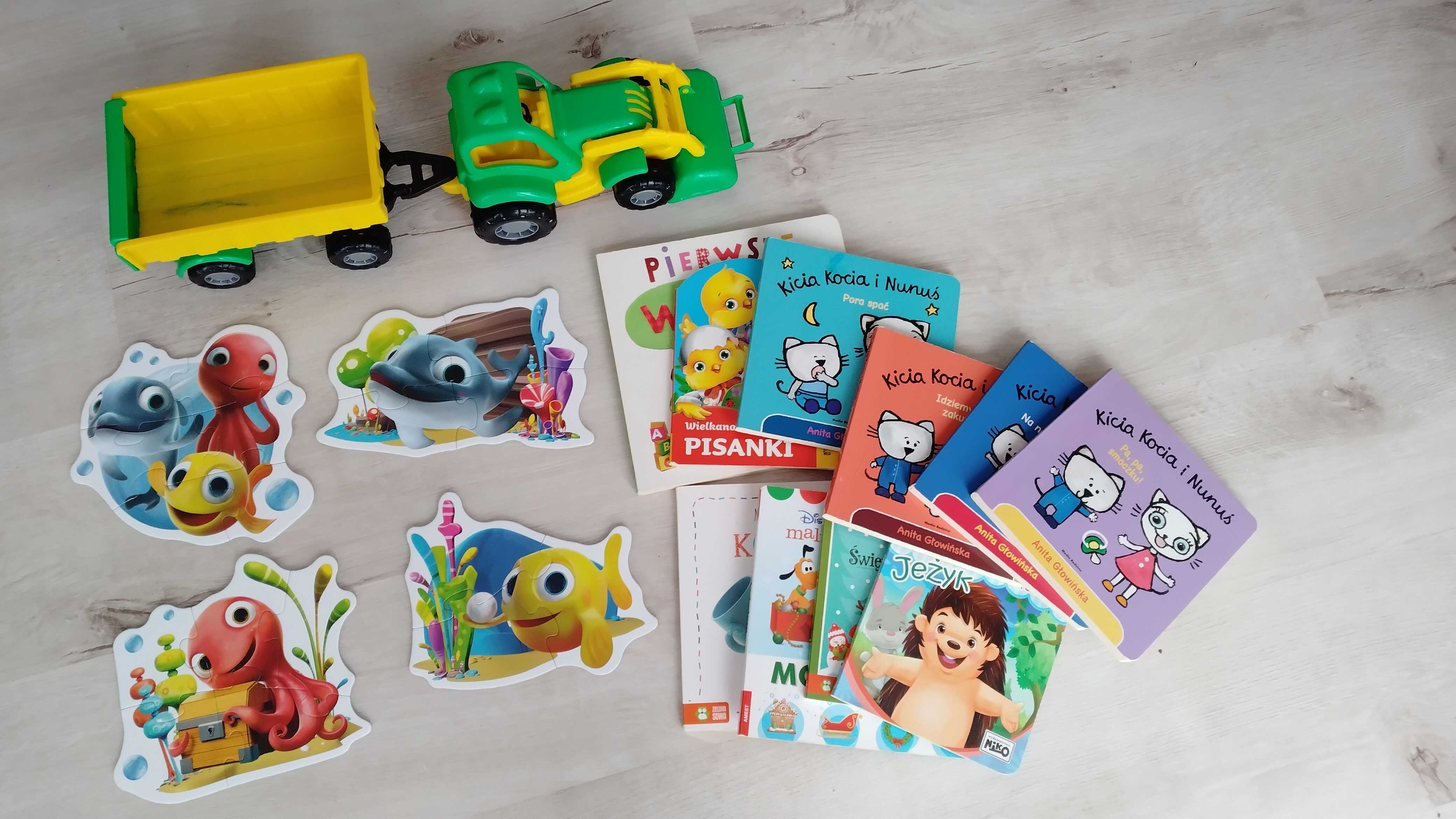 Zestaw zabawek - książeczki, puzzle, traktor