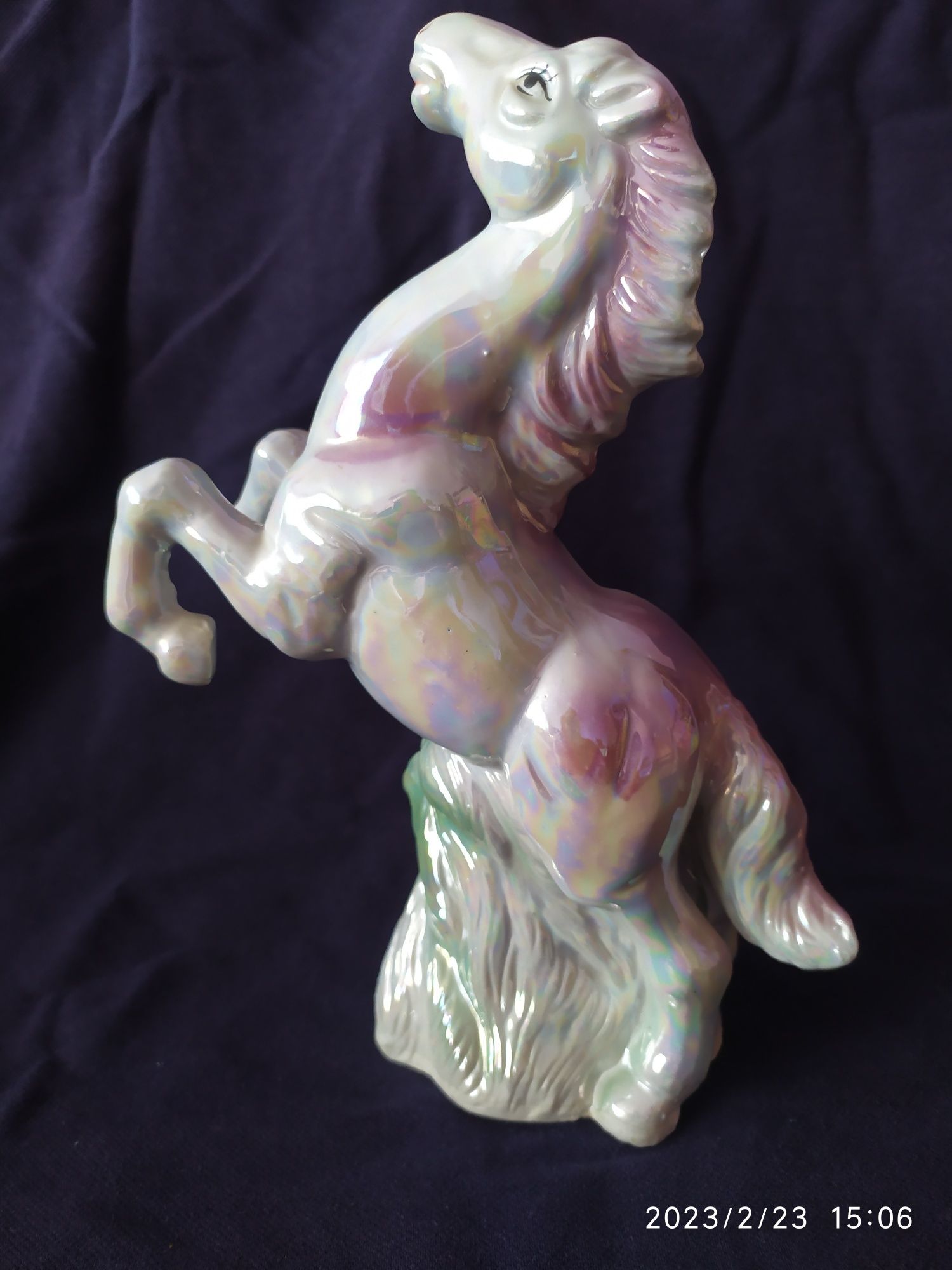Porcelana porcelanowy koń Opalizujacy kolor fioletowo różowy