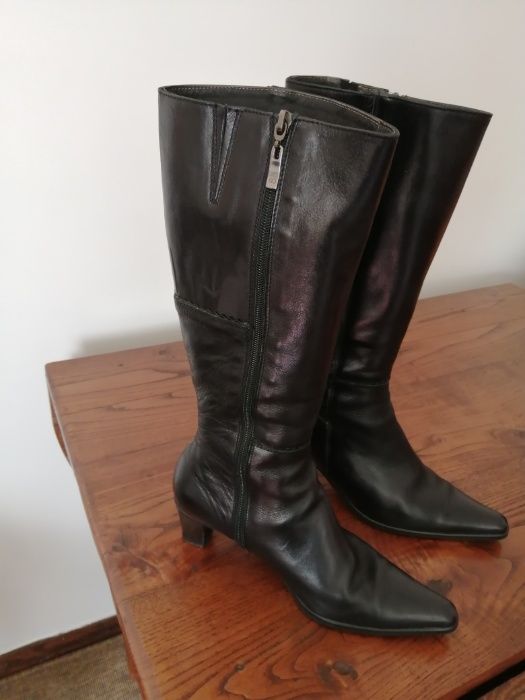 Vendo botas em pele preta, de cano alto, elegantes e sempre na moda