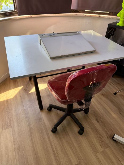 Oportunidade- Mesa de desenho com mesa de luz e cadeira