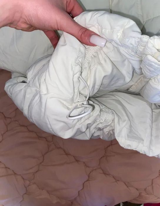 Зимова жіноча куртка білого кольору