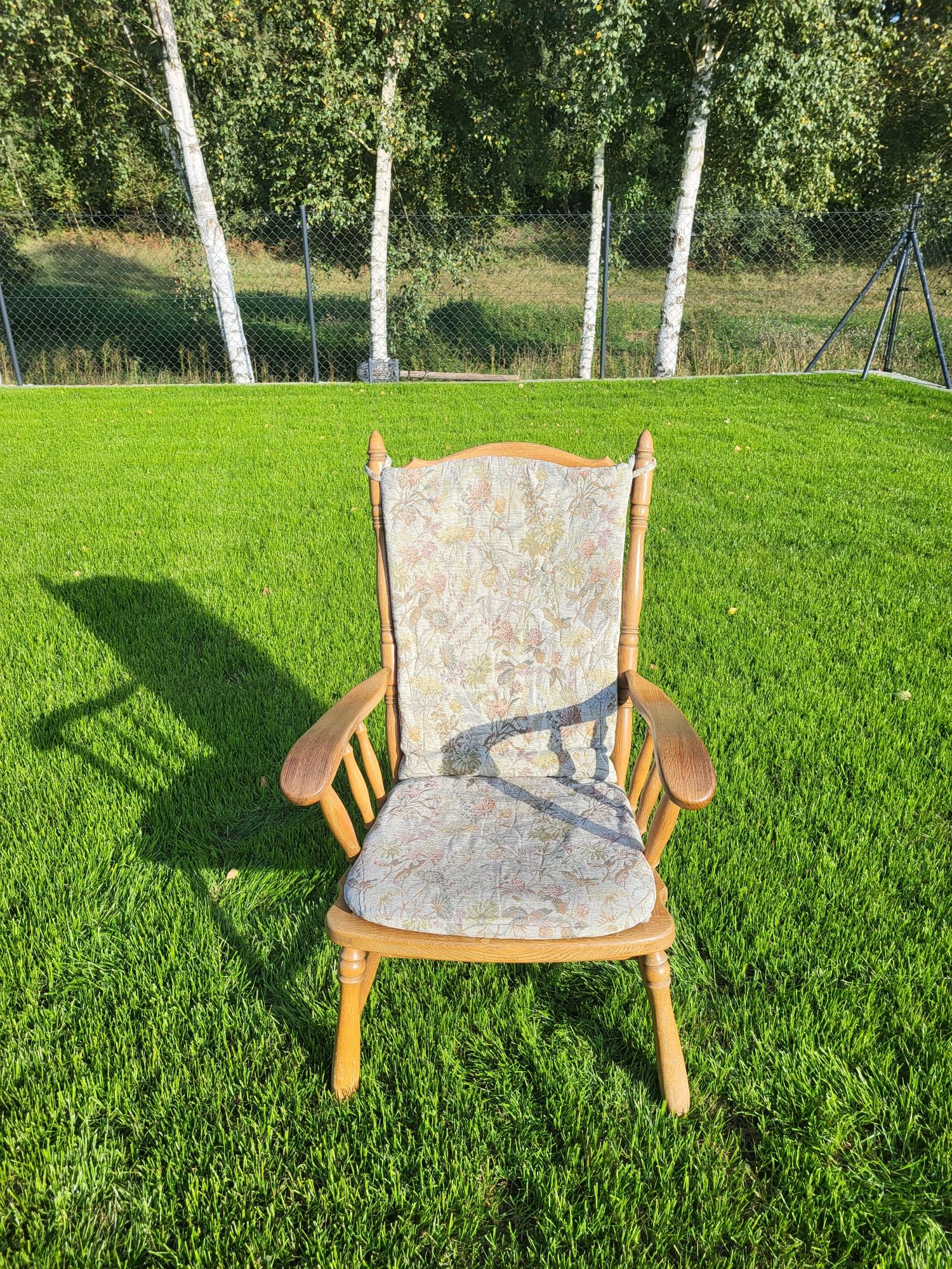 Krzesło drewniane z poduszkami