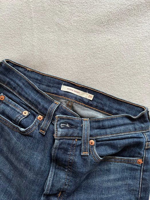 Levi's wedgie skinny — semi-novas