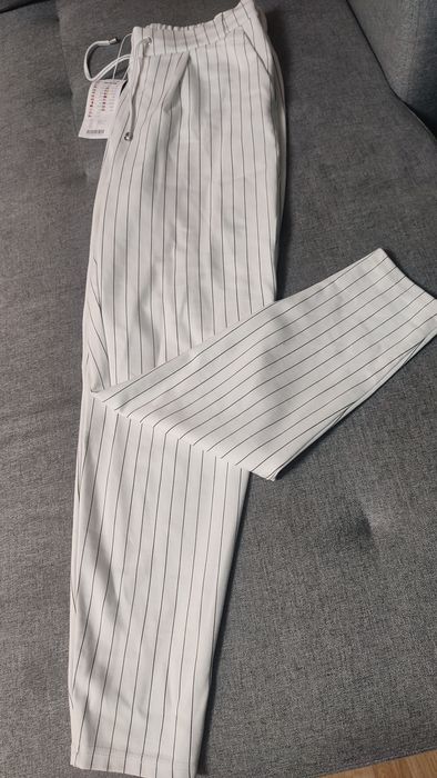 Białe spodnie Amisu