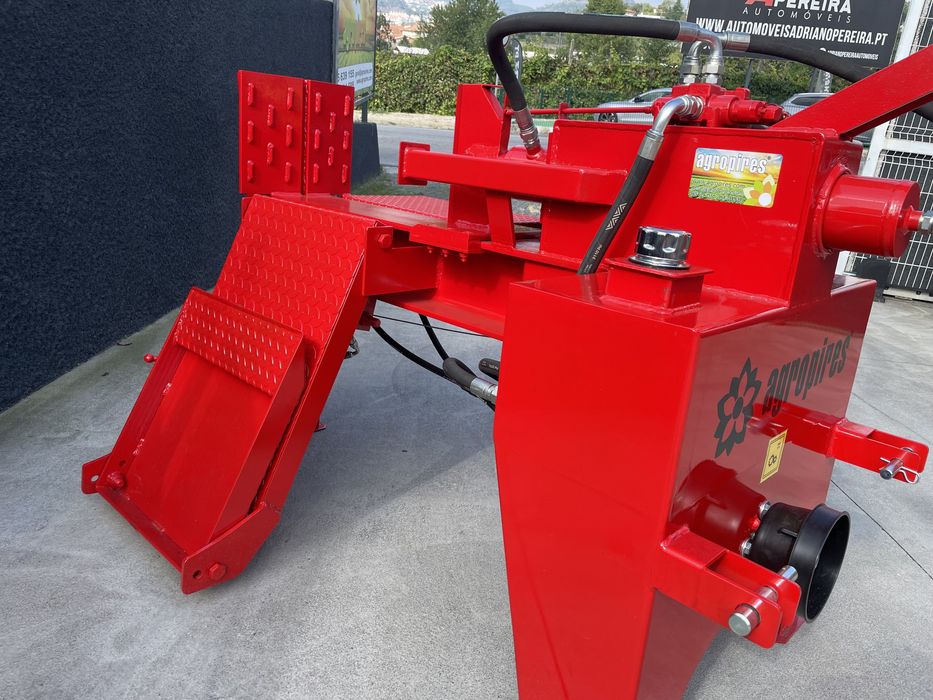 Rachador de lenha 30 toneladas com plataforma elevatoria