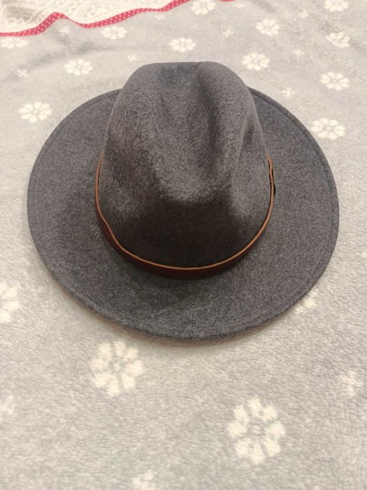 Стильний капелюх .      .