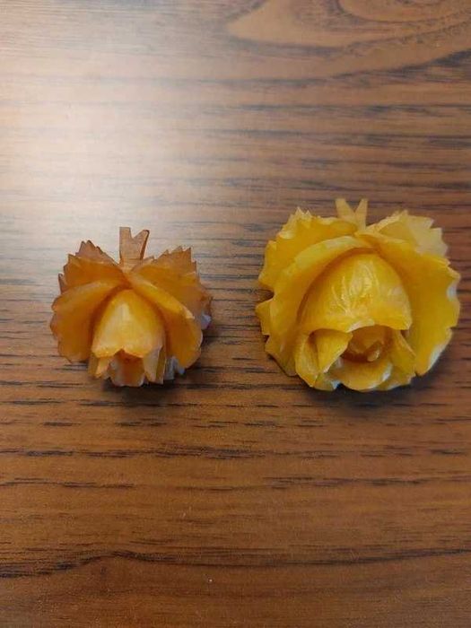 Broszki bakelitowe - dwie róże - mała i duża - lata 60 XX wieku