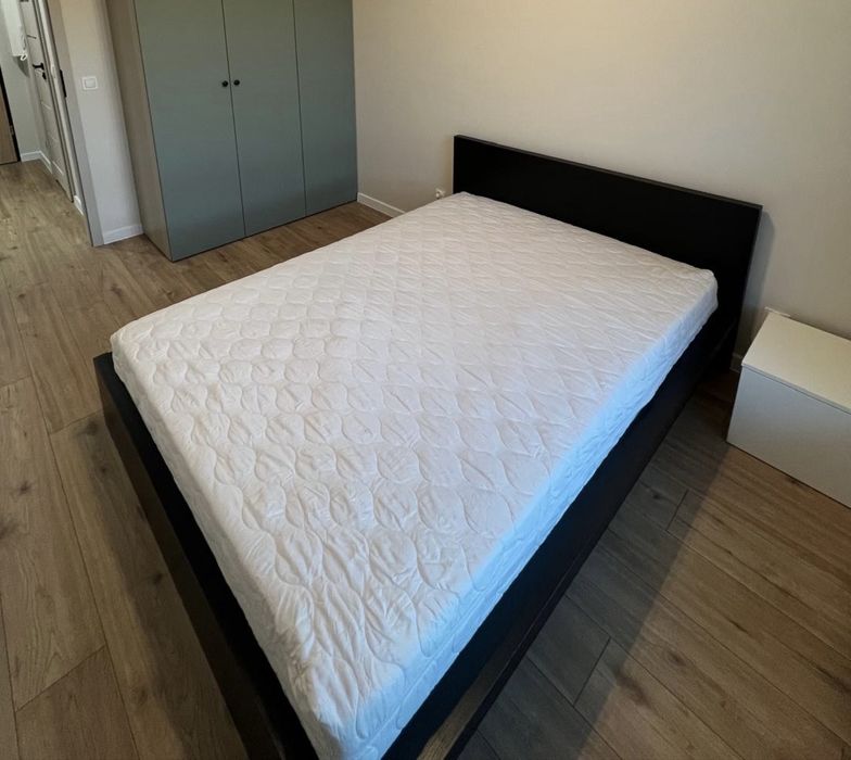 Czarne łóżko sypialniane 140x200 z materacem