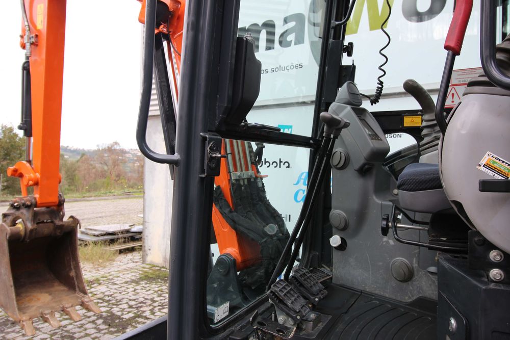 Minigiratória e escavadora  Hitachi ZX 33